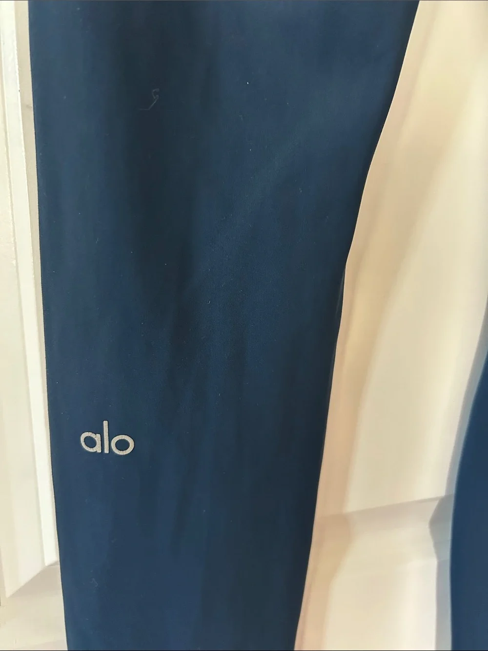 Alo Blue Hi-Waist Warrior Ripped Leggings Sz M w MEASUREMENTS Reflective Logo